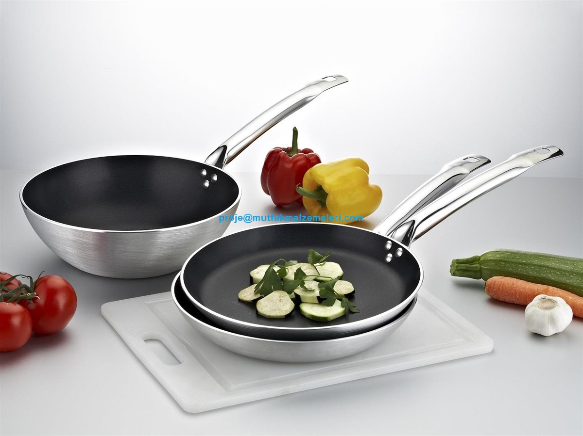 ABM Advanced Pro serisi profesyonel krep ve omlet tavası. 304 paslanmaz çelik sapı ve 3,5 mm alüminyum gövdesi ile eşit ısı dağılımı ve mükemmel yapışmazlık sağlar. PFOA içermez. Ürünü sepete ekleyerek hemen satın alabilirsiniz, hızlı kargo!