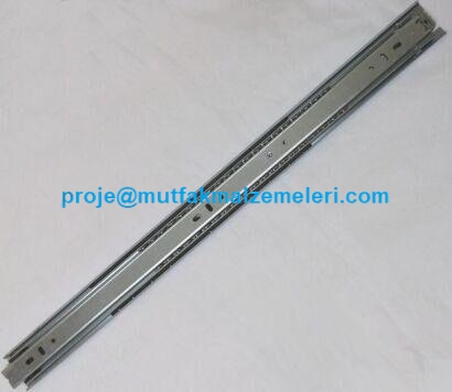 Empero EMP.150.70.01 ve EMP.200.70.01 modelleriyle uyumlu 55 cm buzdolabı çekmece rayı. Orijinal çift açılır mekanizması ile sanayi tipi tezgah buzdolaplarında takılmadan kolay açılma sağlar. Paslanmaz ve ağır yüke dayanıklı profesyonel yedek parça.