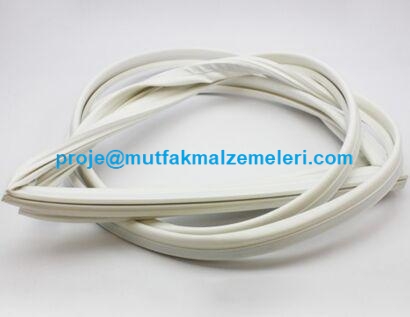 Şişe soğutma ve endüstriyel dolaplar için tasarlanmış 58x160 cm kendinden mıknatıslı buzdolabı kapı contası. Güçlü manyetik çekimi ile sızdırmazlık sağlar, soğuk hava kaçaklarını keser. Beyaz, gri ve siyah renk üretim seçenekleriyle sunulmaktadır.