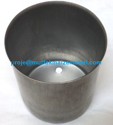 Remta 40 ve 60 bardaklık sanayi tipi çay otomatları için üretilmiş 10.5x13.5 cm ölçülerinde paslanmaz çelik dem kabı. Askı kancalı ve musluk bağlantı delikli yapısıyla çay süzgecinin rahatça oturmasını sağlayan dayanıklı ve orijinal yedek parçadır.