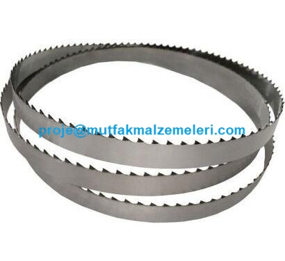 Paslanmaz çelikten üretilmiş dayanıklı kemik kesme makinesi şerit bıçağı. Donmuş et ve kemik kesiminde yüksek performans sağlayan tırtıllı bıçak çeşitleri. Tüm sanayi tipi kemik kesme makineleri için özel ölçü bıçak imalatı ve toptan satışı.