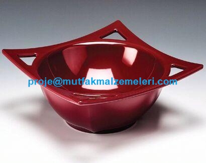 1.sınıf melamin malzemeden imal edilen 14,5 cm yüksekliğindeki kare servis kasesi; geniş iç hacmiyle meyve salataları, soğuk tatlılar, meze ve sos sunumları için idealdir. Bulaşık makinesinde yıkanabilen bu kırılmaz kase, yoğun işletmelere uyum sağlar.