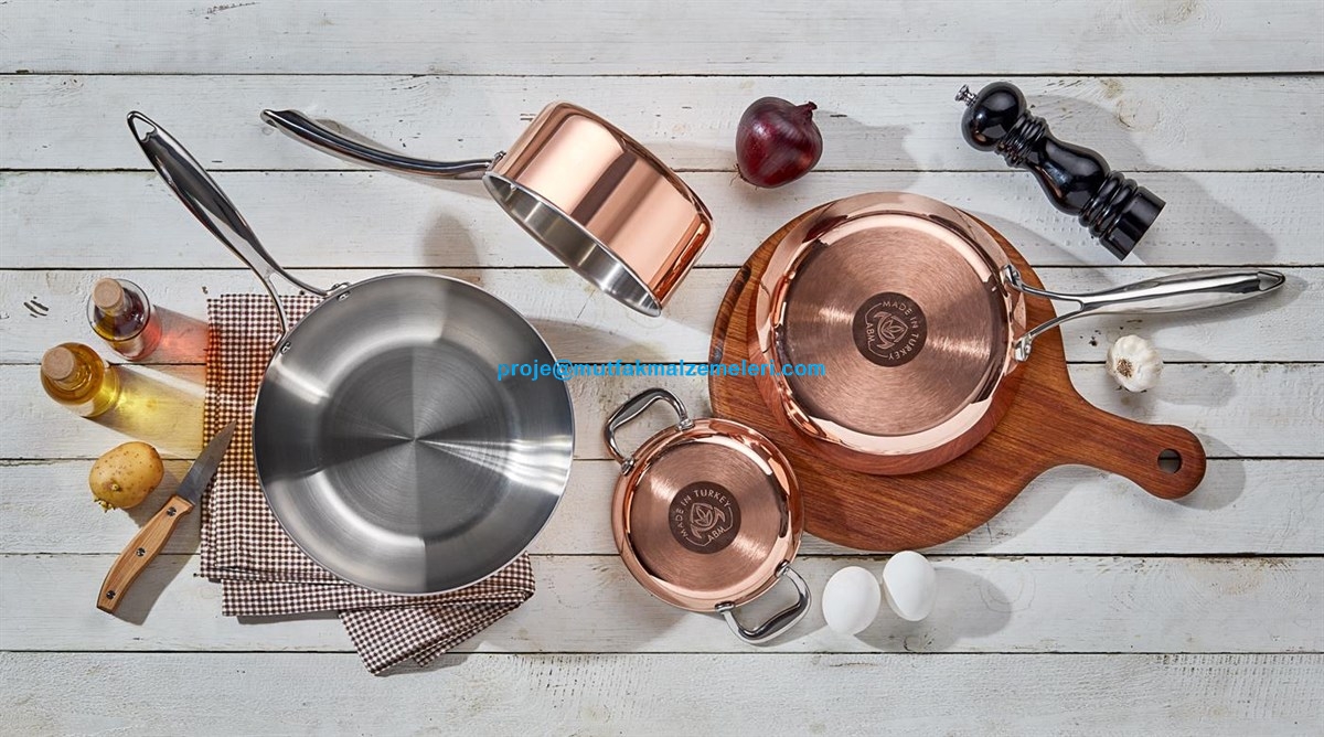 İndüksiyonlu ocaklar için 3 katmanlı multi-metal bakır kaçerola. Bakır, alüminyum ve 304 paslanmaz çelik yapısıyla kusursuz ısı dağılımı sağlar. Kalay gerektirmez, fırında kullanılabilir. İndüksiyon diskli düz tabanı ile profesyonel pişirme sunar.