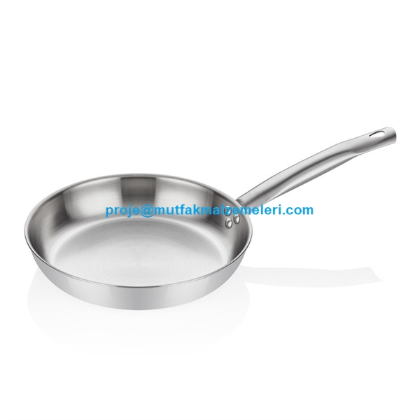 Tüm gövdeyi saran alüminyum katmanı sayesinde hızlı ve eşit ısı dağılımı sağlayan Multi Metal Çelik Sote Tava. 304 kalite paslanmaz çelik iç yüzeyi, AG2 perçinli sapları ve indüksiyon uyumlu düz tabanı ile mutfakta uzun ömürlü kullanım sunar.