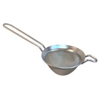 Mutfakta pratiklik sağlayan 10 cm çelik süzgeç, ince gözenekli yapısıyla kusursuz süzme sunar. Ürünün parlaklığını koruması için kurulama önerilir. Detaylar ve sipariş için proje@mutfakmalzemeleri.com adresinden bize yazabilirsiniz.