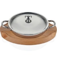 1.92 kg ağırlığı ve dayanıklı multi metal gövdesiyle öne çıkan 22 cm menemen sahanı, ahşap altlığı ile sıcak servislerde masayı korur ve şıklık katar. 3.5 cm yüksekliği ile sulu yemek ve menemen sunumları için profesyonel mutfakların tercihidir.
