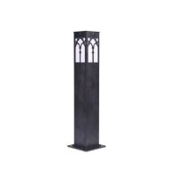 70 cm boyunda, siyah elektrostatik boyalı, alüminyum gövdeli modern bahçe feneri. 12x12 cm kare kesitli, dış mekan ve peyzaj aydınlatmasına uygun şık ve dayanıklı aydınlatma armatürü görseli. Korozyona dayanıklı profesyonel site aydınlatma ekipmanı.
