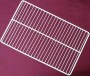 Ticari tip dikey ve tezgah altı buzdolapları için 35x56.5 cm boyutunda koruyucu beyaz plastik kaplama tel raf parçası.