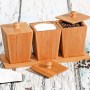30,5x11x15 cm ölçülerindeki bambu baharatlık seti; mutfak, restoran, kafe ve masa üzerinde baharatların düzenli şekilde bulundurulması için kullanılır. Doğal ahşap görünümü sayesinde sunum alanlarına sıcak ve dekoratif bir görünüm kazandırır.
