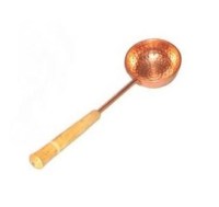 Bakırın doğal antibakteriyel özelliği ve ısıya karşı direnciyle tasarlanan bu sauna kepçesi, güzellik merkezleri ve hamamlarda estetik bir kullanım sağlar. Ergonomik sap tasarımı ve geniş haznesi ile sauna taşlarına su dökerken güven ve kontrol sağlar.