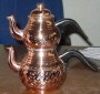 Geleneksel bakır el sanatının en zarif örneği olan bu demlik takımı, ısıyı eşit dağıtarak çayın aromasını tam almanızı sağlar. Küçük demlik 0.5 litre, büyük demlik ise 1 litre kapasitelidir.