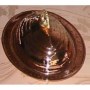 1.sınıf bakırdan imal edilen kebap sunum tabağı, 25 cm ideal ölçüsüyle tek kişilik porsiyonlar için mükemmeldir. İçi geleneksel yöntemlerle kalaylanmış olup gıda temasına tam uygundur. Dayanıklı yapısı ve dekoratif görünümüyle profesyoneldir.