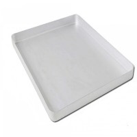 30x40 cm boyutlarında, 4 cm kenar yüksekliğine sahip, parlak ve pürüzsüz yüzeyli, 700 gram ağırlığında profesyonel tip alüminyum baklavacı tepsisi. Isı iletkenliği yüksek, baklava ve şerbetli tatlı pişirimine uygun endüstriyel fırın tepsisi.