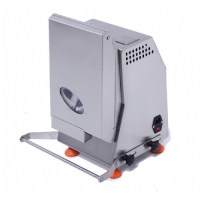 Profesyonel bıçak bileyleme makinası, 36x39x50 cm ölçülerinde ve 18 kg ağırlığındadır. 70 mm ile 200 mm çap aralığındaki bıçakları, bir yüzü düz diğer yüzü 20° açılı olacak şekilde kusursuz biler.