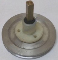 Eski model Boğaziçi doğrayıcıların plastik göbekleri yerine kullanılabilen metal gövdeli orijinal yedek parça. Kasnak ve mil donanımlı bu set, parçalama makinenizin performansını artırarak daha sağlam ve güvenilir bir çalışma düzeni sağlar.