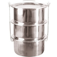 3 bölmeli yemek taşıma tası, 5 litre kapasitesi ve kulplu tasarımıyla toplu yemeklerin düzenli şekilde taşınmasına yardımcı olur. 24x12 cm ölçülerindeki ürün; fabrika, yemekhane, catering, restoran ve otel gibi profesyonel işletmeler için uygundur.