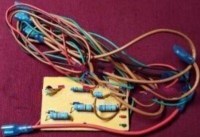 Bosch marka su sebillerinde kullanılan, cihazın çalışma aşamalarını, elektriğin varlığını ve otomatik döngülerini büyük LED ekranı üzerinden kullanıcıya haber veren orijinal elektronik gösterge paneli ve kontrol kartı.