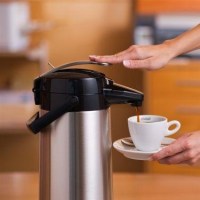 Çift cidarlı paslanmaz çelik yapısıyla çay ve kahveyi saatlerce sıcak tutan 2.2 litre pompalı airpot termos. Bravilor filtre kahve makinelerinden doğrudan dolum imkanı sunar, taşıma kulbu ve dökülmeyen pompasıyla profesyonel servisin vazgeçilmezidir.