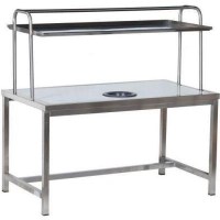 1600x800x850/1300 mm ölçülerindeki bulaşık alma tezgahı, paslanmaz krom çelikten imal edilmiştir. Üst tarafındaki rafı sayesinde tepsi, bardak ve kasalar için ekstra istifleme alanı sağlar. Ayarlanabilir rotil ayakları ile her zeminde sarsıntısız çalışır