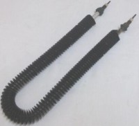 28x8 cm ölçülerinde, U şeklinde tasarlanmış, üzerinde hava dağıtıcı kanatçıklar bulunan 1500W gücündeki endüstriyel kurutma makinesi serpantinli rezistansının teknik detaylarını ve yapısal kalitesini gösteren yakın çekimi.