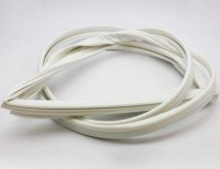 Şişe soğutma ve endüstriyel dolaplar için tasarlanmış 58x160 cm kendinden mıknatıslı buzdolabı kapı contası. Güçlü manyetik çekimi ile sızdırmazlık sağlar, soğuk hava kaçaklarını keser. Beyaz, gri ve siyah renk üretim seçenekleriyle sunulmaktadır.