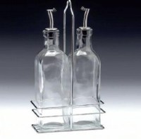 Yüksek kaliteli şeffaf camdan imal edilen yağlık sirkelik takımı, her bir şişesi yarım litrelik hacmiyle uzun süreli kullanım sunar. Ergonomik tasarımı sayesinde kolay kavranır ve hassas döküm imkanı sağlar. Bulaşık makinesinde yıkanabilir, hijyeniktir.