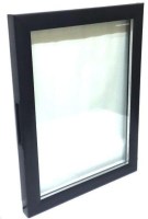 Siyah renkli camlı minibar buzdolabı kapağı, hasarlı veya değiştirilmesi gereken minibar kapaklarının yenilenmesine yardımcı olur. 42 × 54,5 cm ölçüsündedir ve 4 cm kalınlığa sahiptir. Kapak lastiği ürüne dahil değildir.