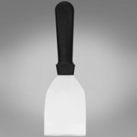 1.sınıf paslanmaz çelikten imal edilen dilim pizza servis spatulası modeli, esnek ve ince ağız yapısı sayesinde pizza tabanına zarar vermeden rahatça kavrar. Yüksek fırın ısılarına karşı dayanıklı olup ticari mutfaklarda uzun yıllar güvenle kullanılır.