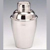 350 cc kapasiteli kaliteli çelik shaker; kokteyl, detoks ve farklı soğuk içecek karışımlarının hazırlanmasında kullanılır. Bar, kafe, restoran ve oteller için profesyonel bir içecek ekipmanı olan shaker, ev kullanımında da değerlendirilebilir.