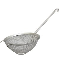 30 cm çapında, paslanmaz seyrek telli krom süzgeç görseli. Ergonomik uzun sapı, tencere kenarına sabitlemeyi sağlayan destek bağlantıları ve dayanıklı örgü yapısıyla makarna, sebze ve kızartmalar için profesyonel mutfak süzme ekipmanı.
