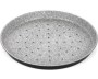 Endüstriyel kullanıma uygun 34 cm delikli pizza tavası, 2.5 cm derinliği ile ideal pişirme alanı sunar. Granit görünümlü kaplaması estetik ve dayanıklılık sağlarken, delikli taban yapısı buharı tahliye ederek hamurun yumuşamasını engeller.