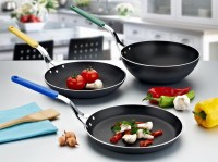 Delta Krepçi Tavası, 3,5 mm alüminyum gövdesi ve profesyonel yapışmaz kaplamasıyla krep, omlet ve ince hamur tarifleri için idealdir. Çelik silikon sapı ve düz tabanı sayesinde kafe, restoran ve ev mutfaklarında pratik kullanım sunar.