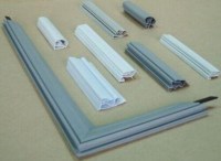 Geçmeli dolap fitillerinden 60x137 cm.lik buzdolap fitili mıknatıslı dolap fitili olup buzdolaplarına geçme tırnaklarıyla takılan geçmeli tip dolap fitili modellerindendir