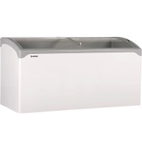 UGR-UDD 500 SCEBN R24 model, 157 cm genişliğinde, plastik çerçeveli sürme camlı, tekerlekli endüstriyel tip dondurulmuş gıda ve dondurma muhafaza dolabı. Enerji dostu R290 soğutucu gaz ve geniş iç hacim.