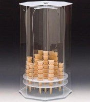 ZCP 561 model, döner külah standı; 35x35 cm geniş tabanlı, çoklu külah kapasiteli, 59 cm yüksekliğinde profesyonel döner sunum ekipmanı. Şık ve endüstriyel bir tasarıma sahip külah standı.