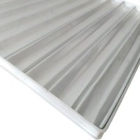 Dönerli Profesyonel Baget Tavası; 75x104 cm ölçüsü, 2 mm kaliteli alüminyum yapısı ve 11 adet 70x30 mm kanalıyla baget ve baston ekmeklerin profesyonel üretimi için tasarlanmıştır. Kolay istiflenebilir, pratik ve dayanıklıdır.