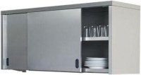 Duvara monte edilmiş, fırçalanmış paslanmaz çelik yüzeyli, sürme kapılı endüstriyel duvar dolabı. 140 cm genişliğinde, ara raflı iç hacmi görünen, modern ve şık tasarımlı, profesyonel mutfak ve yemekhane tipi depolama ünitesi tasarımı.