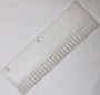 Ekmek dilimleme makineleri için 28 bıçaklı plastik bıçak tarağı. 14,5x44 cm ölçülerinde ve 15 mm kalınlığındadır. Yaklaşık 19 cm aralıklarla 2 cm çapında montaj delikleri bulunur. Uyumlu makinelerde yedek parça olarak kullanılabilir.