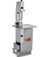 İmalatçısından 560x545x1560 mm ölçülerinde, paslanmaz çelik çalışma tezgahına sahip dikey et kemik hızarı görseli. Acil stop butonu, 2100 mm testere bandı ve geniş kesme kapasitesiyle profesyonel et işleme makinesi fotoğrafı.