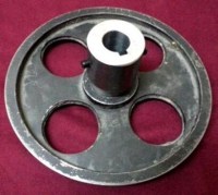 Et kemik kesme kasnağı, şerit testereli kesim sistemlerinde kullanılan yedek parçadır. Donmuş et ve kemik kesme makinelerinde uyumlu modeller için değerlendirilebilir. Montaj öncesinde mevcut kasnak ve makine modeliyle uyumluluk kontrol edilmelidir.