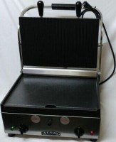 50x50x35 cm dış ölçülerinde, 45 kg ağırlığında, ağır döküm pleytli ve paslanmaz çelik gövdeli set üstü hamburger ızgarası görseli. 2700W gücünde sanayi tipi büfe ve kantin ekipmanı. #HamburgerMakinesi #Izgara