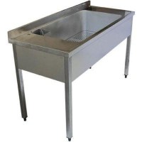 1200x700x850 mm ölçülerinde paslanmaz çelik havuzlu sebze meyve basma tezgahı. 29 kg ağırlığındadır. 960x510x300 mm ölçülerindeki derin yıkama havuzu su taşma tertibatlıdır. Arkası sırtlı ve ayarlanabilir rotil ayaklı yapısıyla hijyenik kullanım sunar.