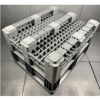 İstifleme sepetinin alt taban mimarisini ve 3 adet sağlam pabucunu (skid) gösteren görsel. Havalandırma sağlayan 50x11 mm delik detayları ve transpalet/forklift girişine uygun güçlendirilmiş taban kanallarını içeren teknik açı.