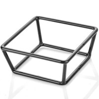 15,5x18x7,5 cm ölçülerindeki açık büfe sunum tabağı yükseltici; demir tel gövdesi, silikonlu standı ve siyah termo plastik yapısıyla tabakları yükselterek açık büfe, restoran, otel ve kafe sunumlarında düzen sağlar.