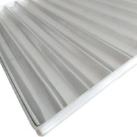 Endüstriyel Katlı Baget Tavası, 60x90 cm ölçüsü ve 1,5 mm alüminyum yapısıyla profesyonel fırınlar için idealdir. 10 adet 70x30 mm kanalı sayesinde baget ve baston ekmeklerin düzenli pişirilmesine yardımcı olur, kolay istiflenir.