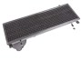 Alt kenardan çıkışlı sifonlu tasarımıyla öne çıkan krom yer ızgarası, 300x1625x145 mm ölçüsüyle yüksek tahliye kapasitesi sağlar. Katı atıkları süzen özel düzeneği tesisat tıkanmalarını önlerken imalatçısı; paslanmaz yapısı hijyen ve uzun ömürlü kullanım