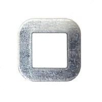 32 numara kıyma makinesi helezon ucu kare pulu. 15 mm iç, 26 mm dış ölçülü, galvaniz kaplı çelik bıçak kaldırma pulu. Endüstriyel kıyma makinesi helezon mili pimi üzerine takılan, bıçağı aynaya iten kare yedek parça görseli.İmalatçısından en kaliteli kıy