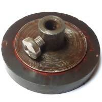 Senur şerbetlik fışkırtma pompası mıknatısının alt kısmında yer alan, motor miline montajı sağlayan vidalı metal mil göbeğinin yakından çekim detay fotoğrafıdır.