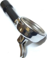 Yüksek kaliteli ağır hizmet tipi pirinç gövde üzeri krom kaplama tekli espresso makinesi kolu. Baristaların gün boyu konforlu çalışması için ısıyı iletmeyen ergonomik, kaymaz siyah tutma sapı ve dengeli gövde yapısı vurgulanmıştır.