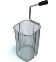 Endüstriyel haşlama havuzlarına uygun, dikdörtgen formlu, ince gözenekli tel süzgeç yapısına ve ısı yalıtımlı sapa sahip paslanmaz krom çelik makarna mantı haşlama basketi.